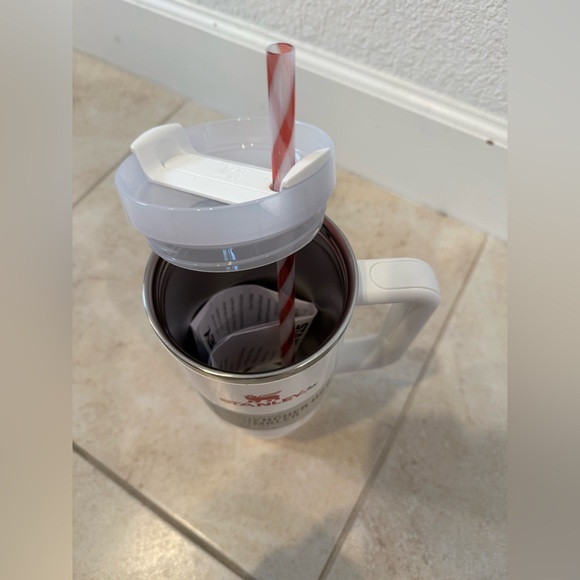 NWT Limited Edition Stanley Quencher 2.0 40oz Tumbler - Mistletoe Twist - Picture 3 of 4